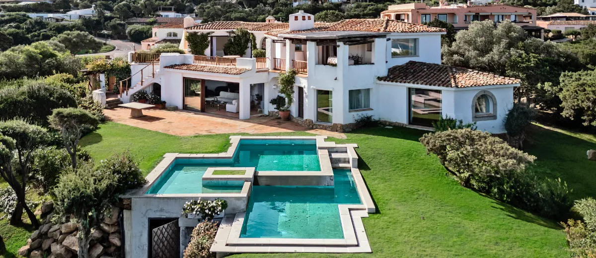 vista aerea di una villa con piscina e giardino al centro di Porto Cervo