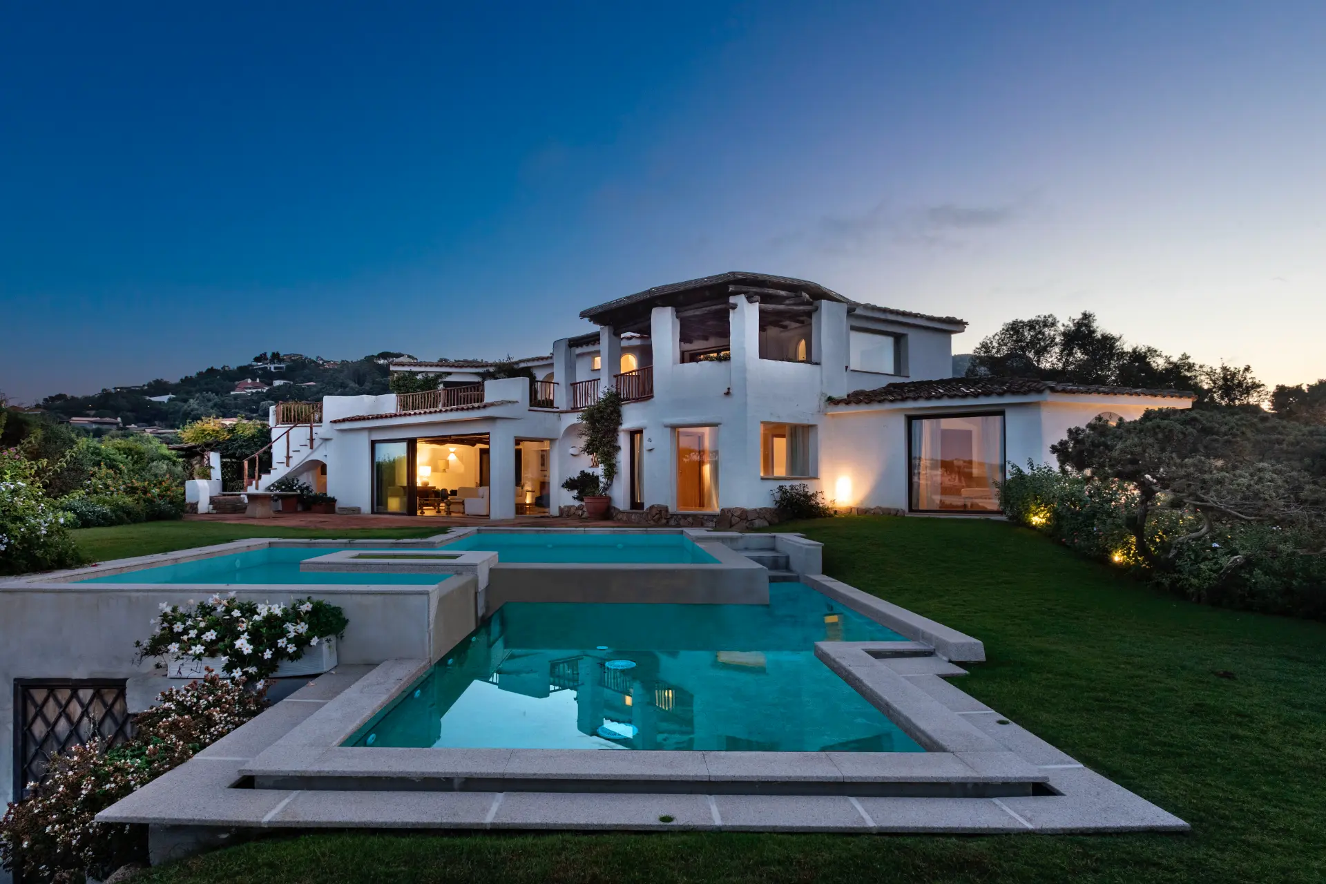 una villa con piscina a Porto Cervo, vista dal giardino al tramonto