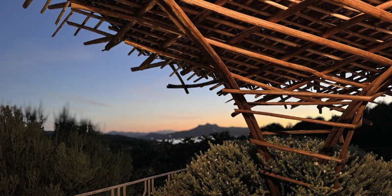 interno dello studio di progettazione Scetti, con scrivanie, computer, libri e altro materiale cartaceo